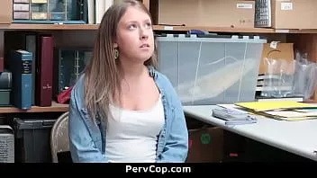 play Adolescentul timid trebuie să se conformeze cerințelor ofițerilor în schimbul libertății