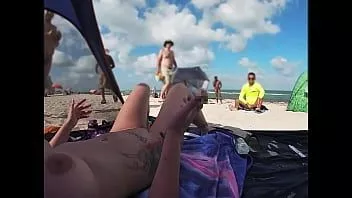 Odtwórz Ekshibicjonistyczna żona 511 - pani pocałunek daje nam widok POV na plaży nagiego podglądacza masturbującego się na jej oczach i kilku innych mężczyzn!