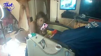 play Thot no texas de todos os tempos, os melhores vídeos de coleção de canções de rap - gangue gangsta vadia fuma e esguicha depois de ser golpeada por dois paus