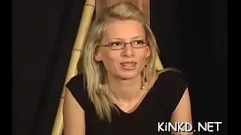 播放 雄心勃勃的少女服装正在摩擦她的小猫