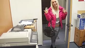 play Blondynka z pracy ssie szefa śmierdzącego sera pokrytego kutasem w biurze