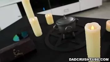 Reproducir La tatuada valerica steele practica la brujería y seduce a su padrastro, asquerosamente rico, para conseguir que su semen complete un hechizo.