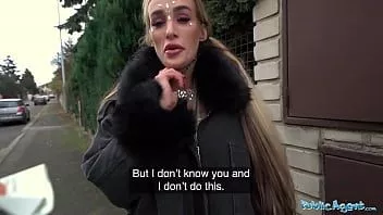 Reproduzir A agente pública Margarida Lee dá um show de strip incrível antes de se curvar para pegar um pau