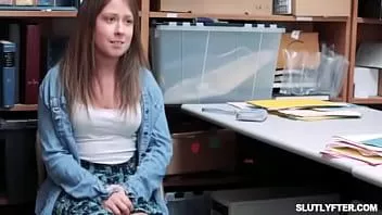 播放 小奶子萨迪·哈茨 (Sadie Hartz) 为警官打开她湿漉漉的阴户，让他随心所欲地操她
