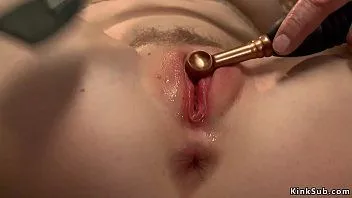 Putar Dua gadis pirang tersiksa di hogtie