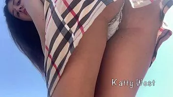 Reproducir Adolescente de 18 años. upskirt en lugar publico mostrando las tetas y el coño