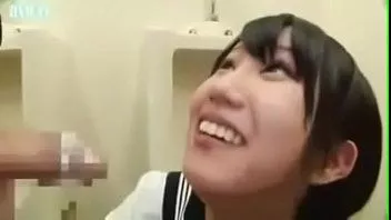 Reproducir Smegma en el baño reacio polla queso bj trabajo de limpieza censurado