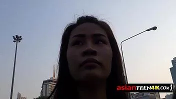 play Geiler Sextourist sucht zierlichen asiatischen Teenager, der ihn kostenlos ficken kann.