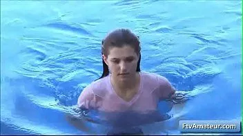 Jouer Fiona, une superbe jeune amatrice aux gros seins naturels, se baigne dans sa piscine et joue avec ses tétons.