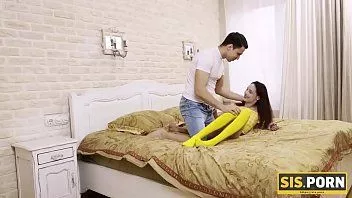 play Irmã.porn. pretexto estúpido ajuda cara inteligente a seduzir seus passos ruivos