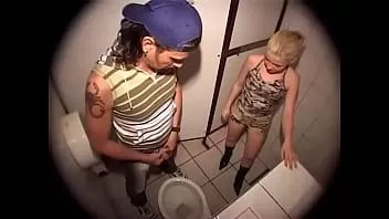 Reproduzir Pervertium - jovem vagabunda adora seu banheiro favorito