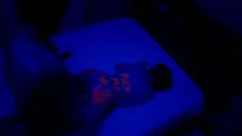 Oynat Sıska kız fluo ışık ile gece sikiş