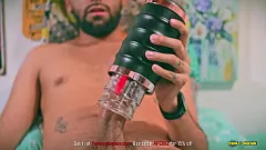 Jouer L'orgasme intense de Latino Stud Camilo Brown avec le masturbateur automatique Warrior