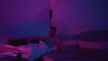 Afspelen Russische jongen zingt voor zijn vriendin vanuit medellin terwijl ze naakt danst