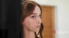 Reproduzir A jovem líder de torcida Melanie Marie cavalga duro na sessão quente de Deepthroat