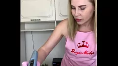Odtwórz Blondynka Milf Pielęgniarka staje się niegrzeczna z twardym woskiem kutasa