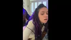 Играть Мужчина в масках владеет латинской малышкой в ​​секс -секс на грубой кухне