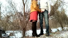 play متعرج MILF Elena يعطي اللسان العام بينما يشاهد الزوج