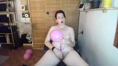 Reproduzir Embassi Curvy Milf Nicoletta tem um orgasmo de balão com classificação X