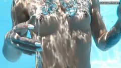 再生 ハンガリーのポルノスターザジースカイムの裸の水泳＆水中セックス
