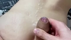 Jouer La chatte serrée de l'adolescent chaud me fait jouir rapidement sur son cul sinueux