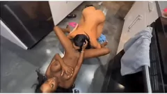 Putar Naomi Foxxx dan pacar Tatana's Steamy Interracial Kitchen Encounter