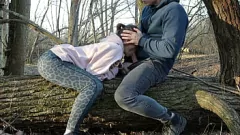 Reproduzir A beleza ruiva da esposa chupa o pau em um parque público