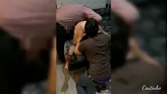 Odtwórz Żona sąsiada zaprasza mnie do ruchania, podczas gdy jej mąż patrzy i się masturbuje