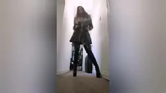 Oynat PVC Çizmeli Baskın Kraliçe Mona Yoğun Klitoris Orgazmı için Yapay Penis ve Vibratörle Mastürbasyon Yapıyor