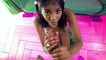 play Adolescente nera carina succhia e scopa un enorme cazzo nero - porno ebano